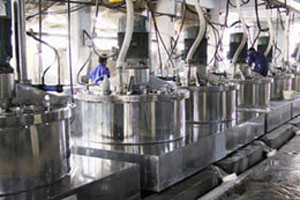 上懸式刮刀下部卸料全自動離心機(jī)工作原理